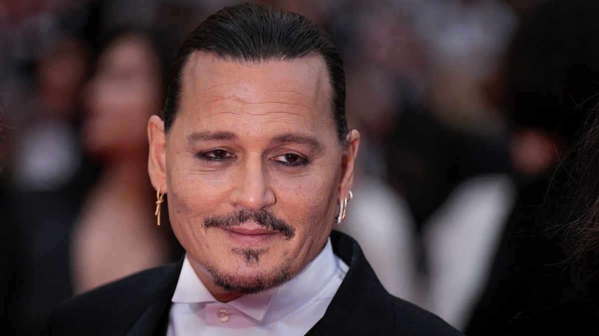 Johnny Depp je v Cannes králem. Festival začal jeho filmem, hraje Ludvíka XV.